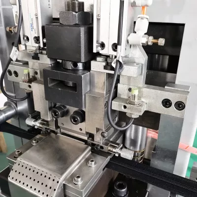 Mesin Pemisah Otomatis untuk Ritsleting Nylon Mesin Pemisah Ritsleting Nylon Bilah Tunggal Mesin Kunci Atas dan Bawah Ritsleting Nylon