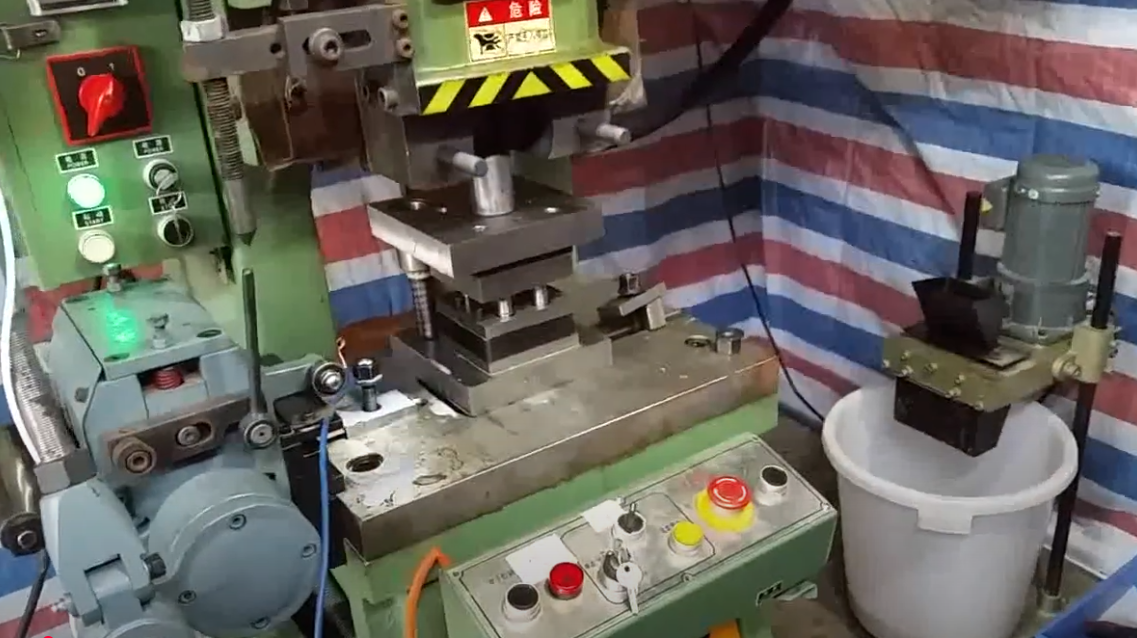 C shape pressing mould