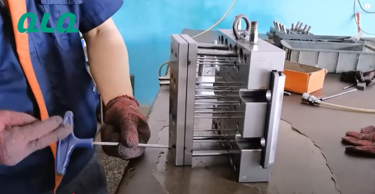 Dog hook die casting mould