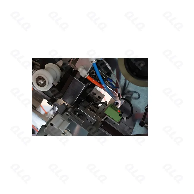 Step 3: Slider Mounting - QLQ zipper manufacturing machine