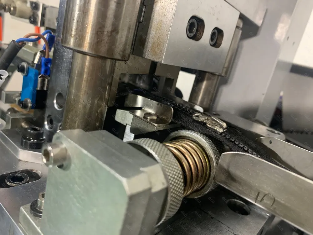 Step 4: Cutting - QLQ zipper manufacturing machine