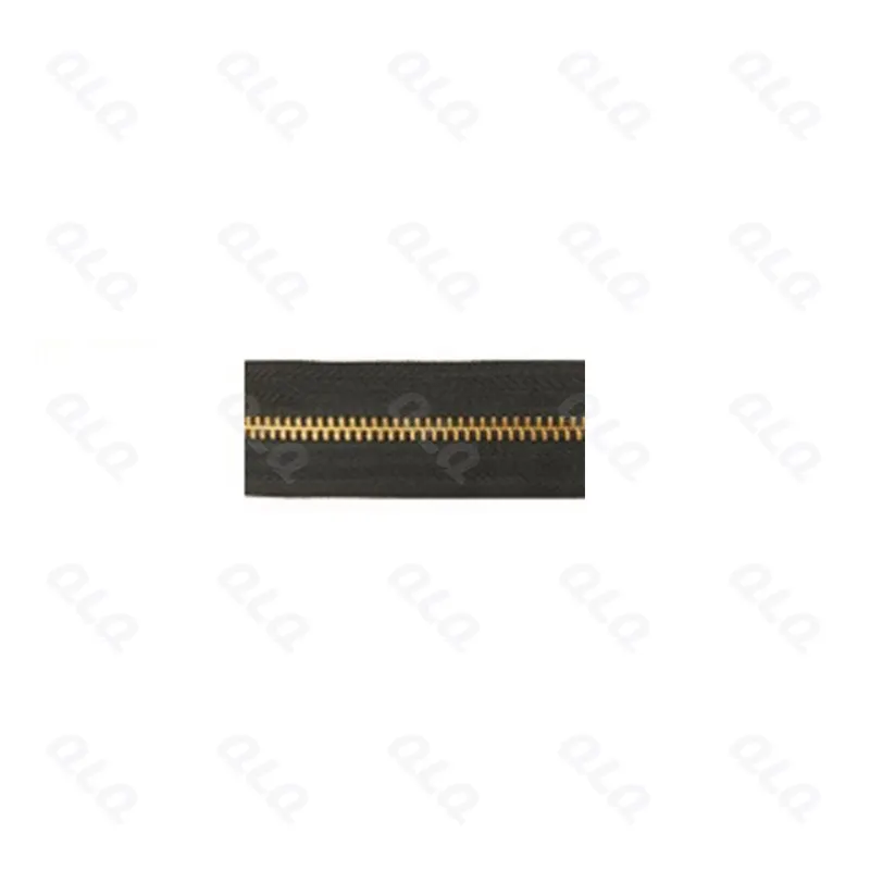 Step 3: Combining 2 Sides Zipper - QLQ zipper manufacturing machine