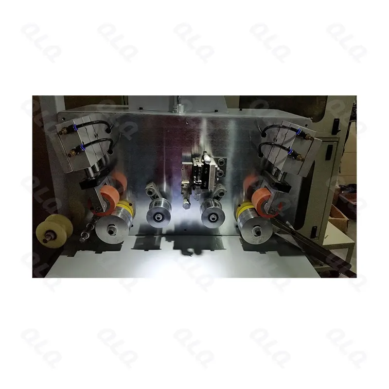 Step 3: Zipper Middle Separating - QLQ zipper manufacturing machine