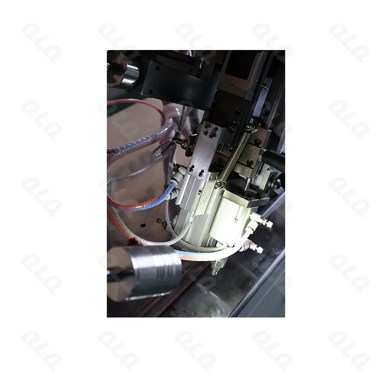 Step 3: Slider Mounting - QLQ zipper manufacturing machine