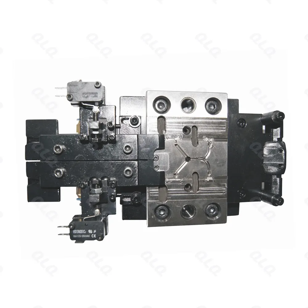 Step 4: Pin Box Fixing with Top Stop Injection - QLQ zipper manufacturing machine