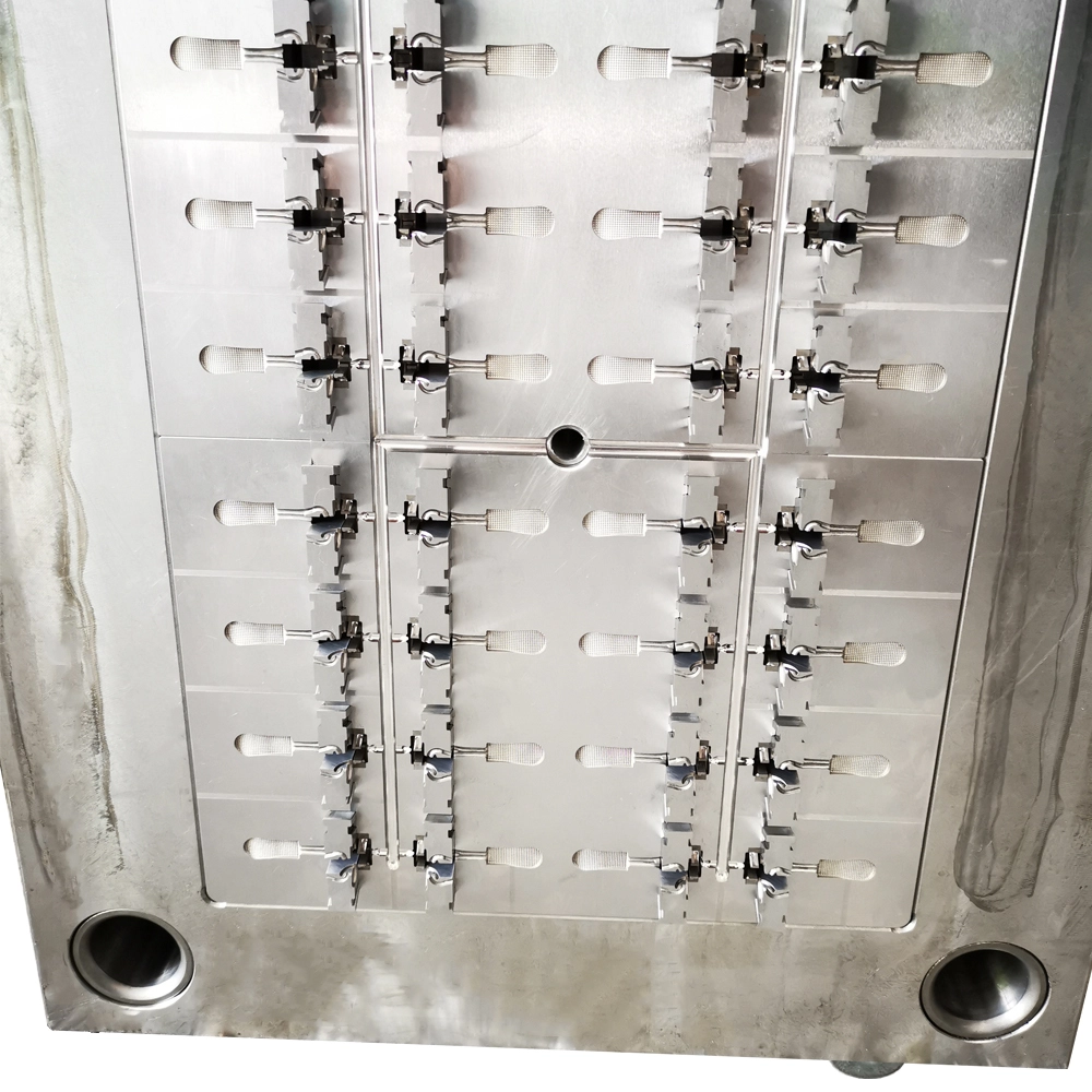 Resin and injection moulding machine for hardware - production view