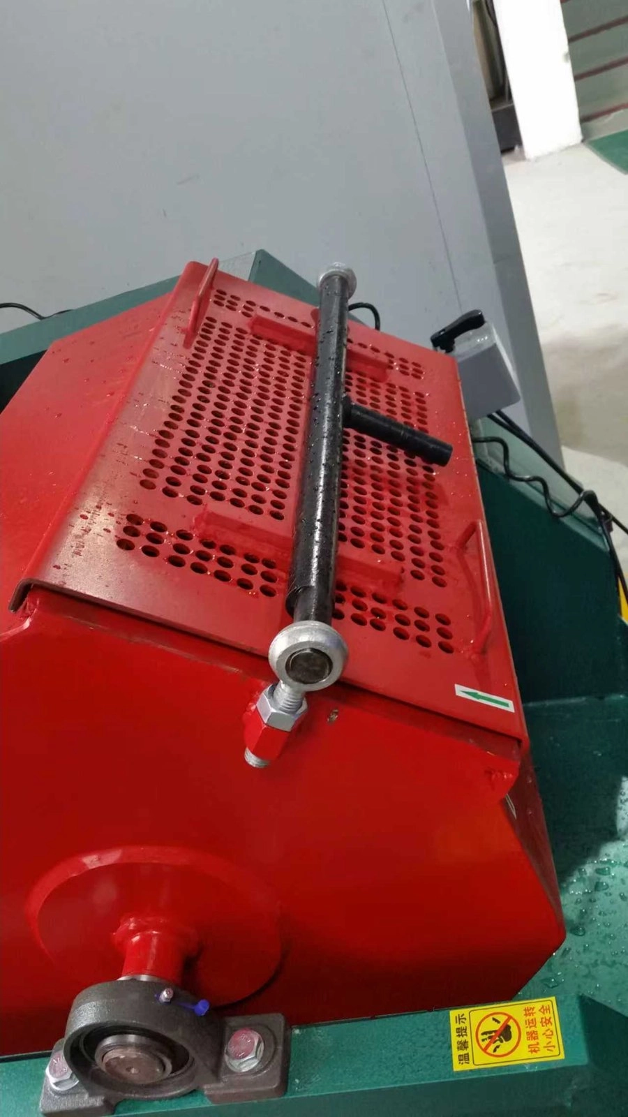 Tumble polishing machine in the QLQ workshop - media and parts rotate