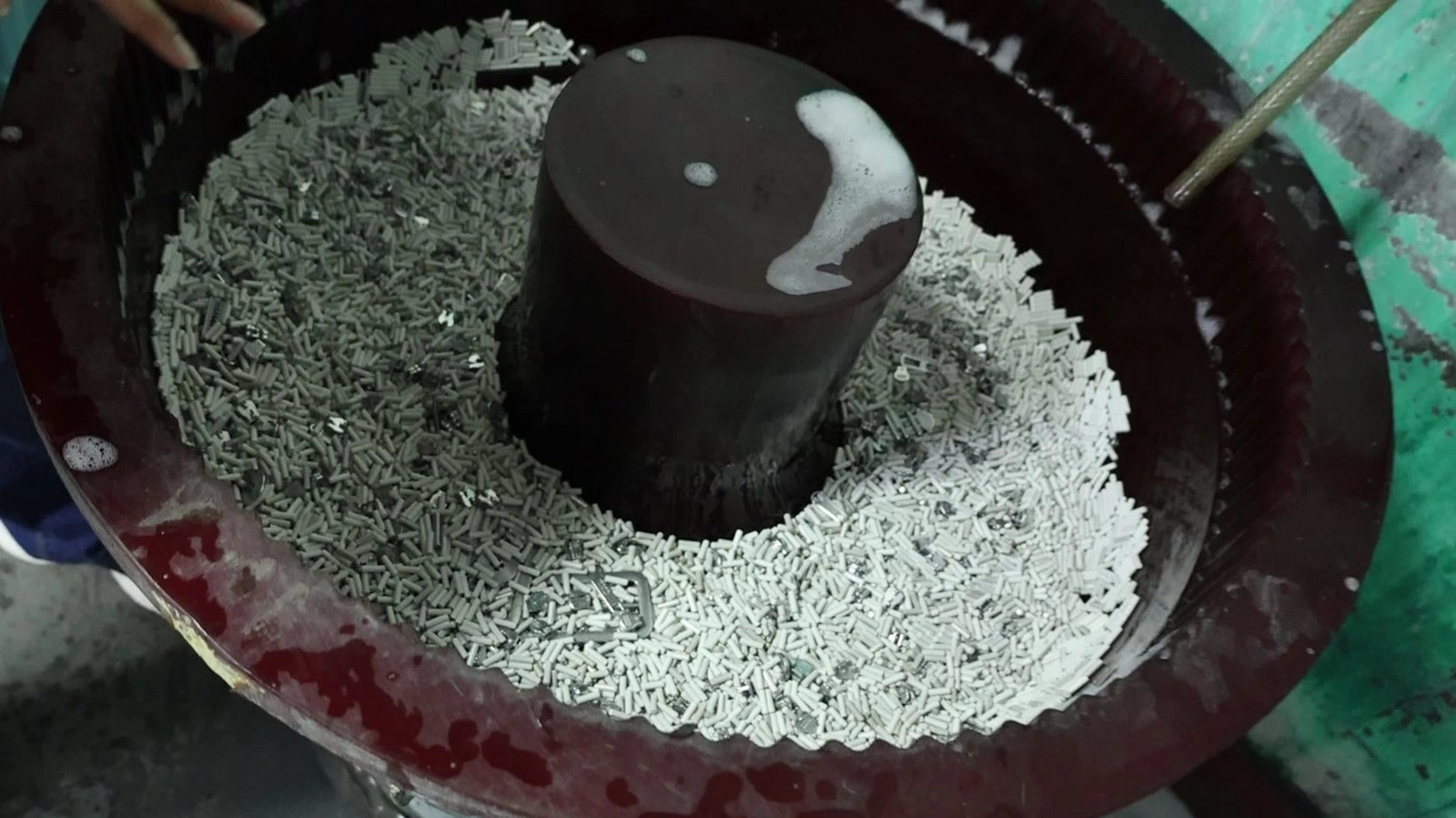 Vibratory polishing machine: zinc alloy parts polished with abrasive media