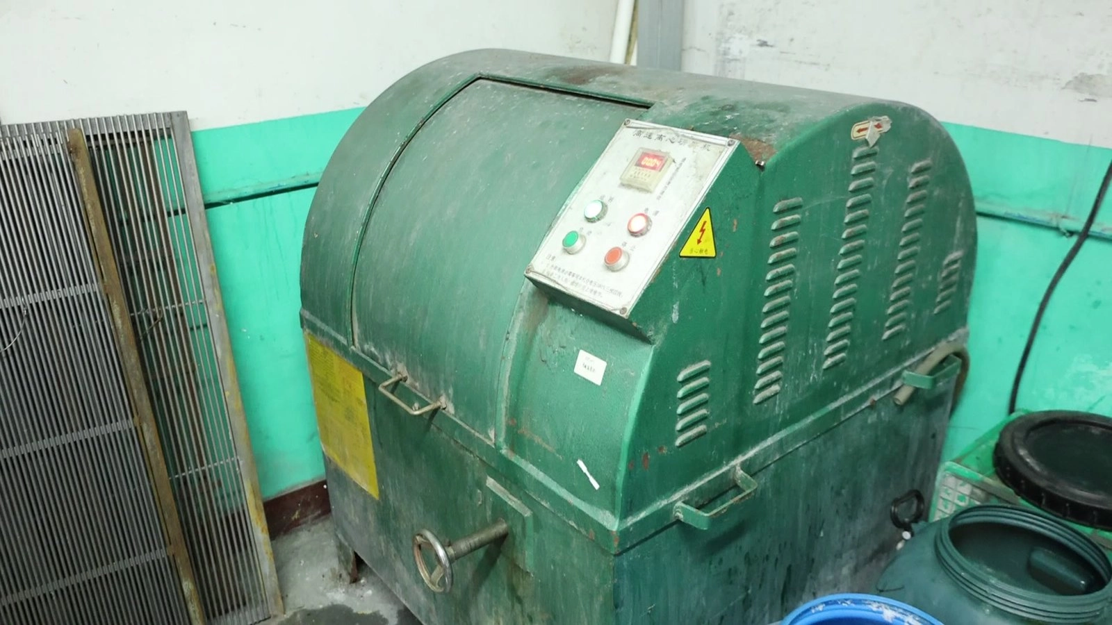 Centrifugal disc polishing machine: zinc alloy parts fast cutting with media